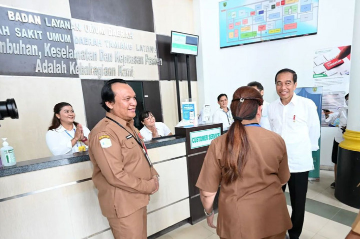 Presiden Joko Widodo (Jokowi) meninjau Rumah Sakit Umum Daerah (RSUD) Tamiang Layang di Kabupaten Barito Timur, Kalimantan Tengah (Kalteng), guna memastikan kesiapan RS tersebut menerima dan mengoperasikan peralatan medis canggih dari pemerintah.