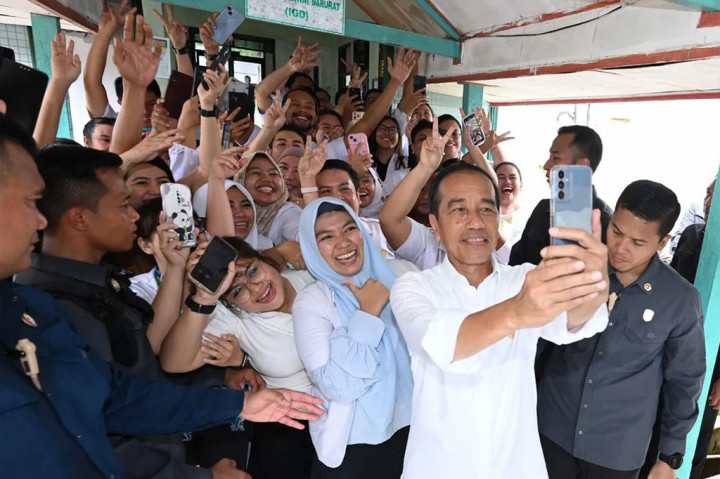 Jokowi menambahkan pentingnya pengecekan kesiapan Sumber Daya Manusia (SDM) di RS yang menjadi penerima alkes tersebut. 