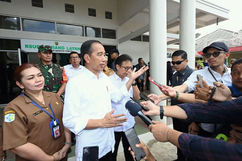 Menurut Presiden, RSUD Tamiang Layang memiliki 13 dokter spesialis, namun masih kekurangan tenaga spesialis di beberapa bidang kritikal seperti jantung, syaraf, dan onkologi. 