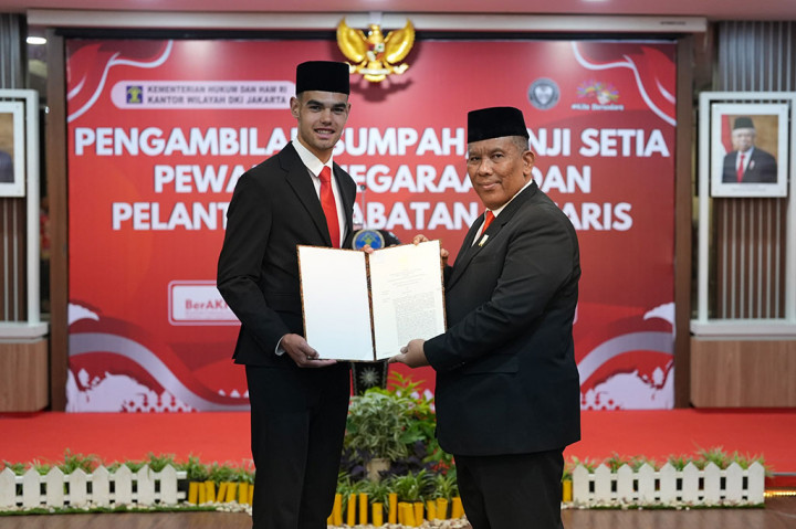 Jens Raven mengambil sumpah dan janji setia menjadi warga negara Indonesia, Kamis, 27 Juni 2024. Pengambilan sumpah dipimpin Kepala Kantor Wilayah Kemenkumham DKI Jakarta R Andika Dwi Prasetya di Kantor Kemenkumham DKI Jakarta.