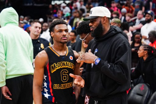 Los Angeles Lakers memilih putra sulung LeBron James, Bronny James, dalam NBA Draft 2024 dengan menggunakan pilihan urutan ke-55 di putaran kedua draft. Pilihan ini bisa membuat sejarah baru bersandingnya pasangan ayah-anak yang bermain dalam satu tim yang sama.