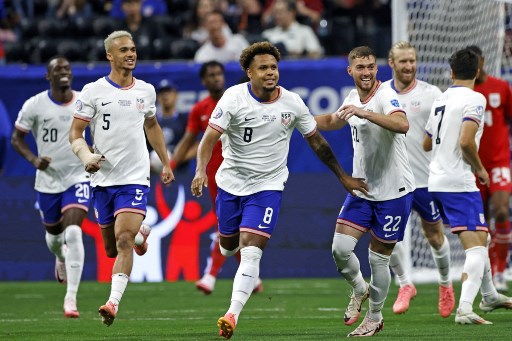 Sebuah gol tercipta untuk AS saat laga baru berjalan beberapa menit melalui sepakan keras Weston McKennie. Namun sayangnya, setelah melihat Video Assistant Referee (VAR) wasit Ivan Barton menganulir gol tersebut karena Tim Ream dalam posisi offside.