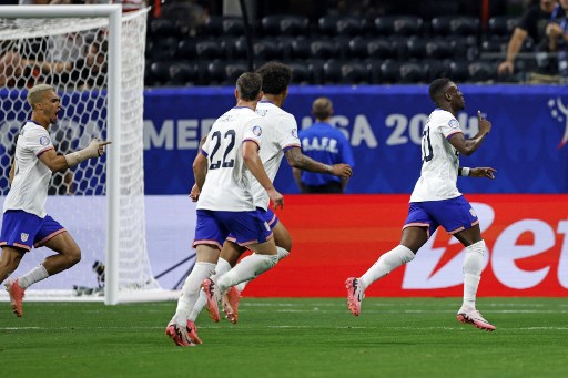 Pulisic dan kawan-kawan terus berjuang membuka keunggulan hingga tercipta sebuah gol pada menit ke-22 melalui sepakan keras Folarin Balogun yang tak bisa dihalau kiper Orlando Mosquera membuat skor 1-0.