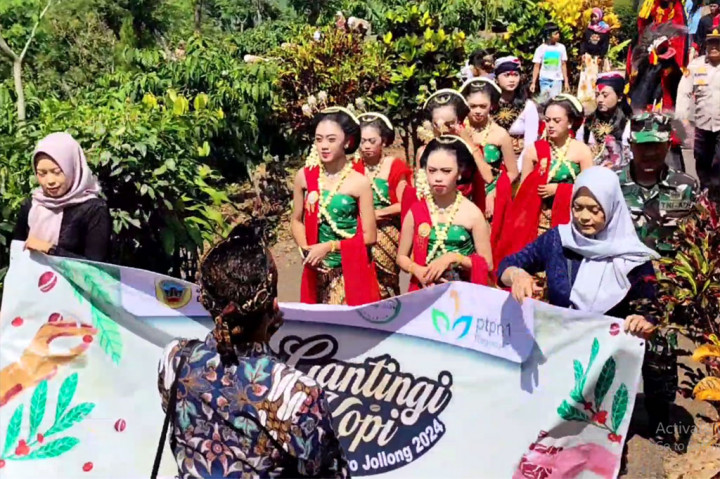 Ratusan warga datang dari berbagai desa sekitar Agro Wisata Jollong, Pati, Jawa Tengah. Mereka rela antre sejak pagi untuk bisa memperebutkan gunungan hasil bumi yang telah diarak keliling perkebunan Agro Wisata Jollong.