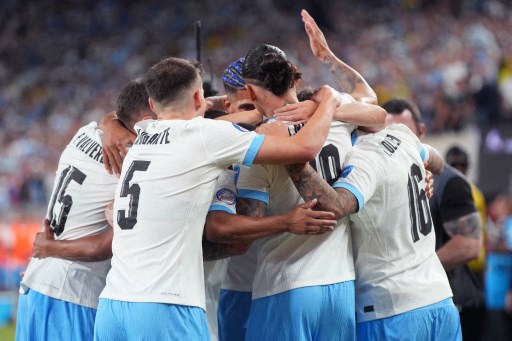 Uruguay langsung menekan pertahanan lawan dan mencetak gol pertama  melalui Fecundo Pellistri pada menit ke-8. Gol sundulan itu bermula dari umpan bola sundulan Mathias Oliver saat memenangi duel udara dengan bek Bolivia.