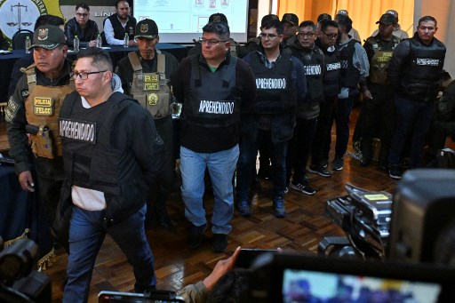 Pemerintah Bolivia, Kamis, 27 Juni 2024, mengumumkan bahwa 17 orang, termasuk personel militer dan pensiunan serta warga sipil, telah ditangkap sehubungan dengan upaya kudeta terhadap Presiden Luis Arce.