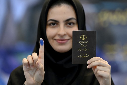 Sementara, dua calon konservatif Amir Hossein Qazizadeh dan Alireza Zakani menarik diri dari persaingan kursi kepresidenan pada Kamis, 27 Juni, untuk menghindari perpecahan suara di kubu politik mereka.