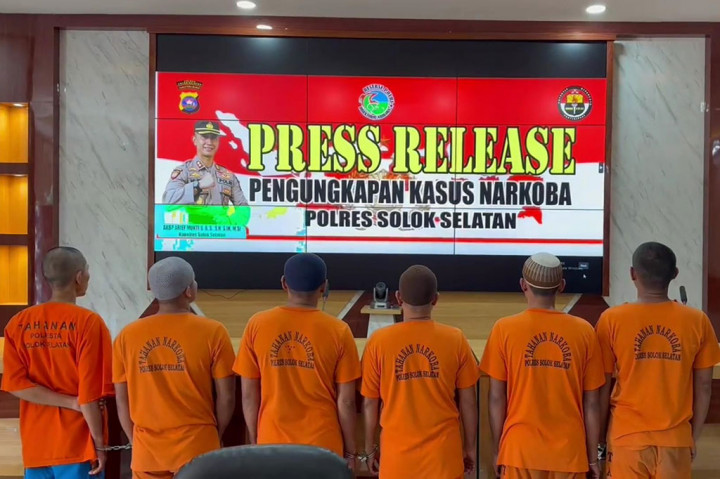 Polres Solok Selatan, Sumatra Barat, membongkar peredaran narkoba di daerah tersebut. Sebanyak 23 orang ditetapkan sebagai tersangka, dua orang di antaranya perempuan dan satu residivis.