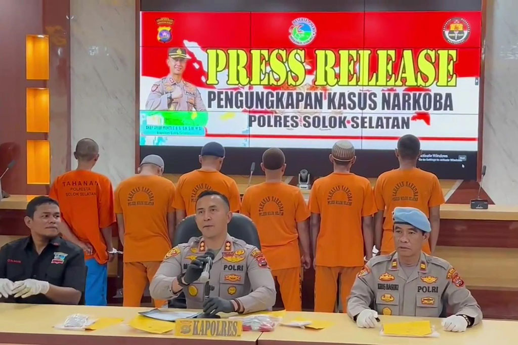 Para tersangka melanggar pasal 114 ayat 1 junto pasal 111 ayat 1 junto pasal 112 ayat 1 junto pasal 112 ayat 1 huruf a undang undang Republik Indonesia nomor 35 tahun 2009 tentang Narkotika.