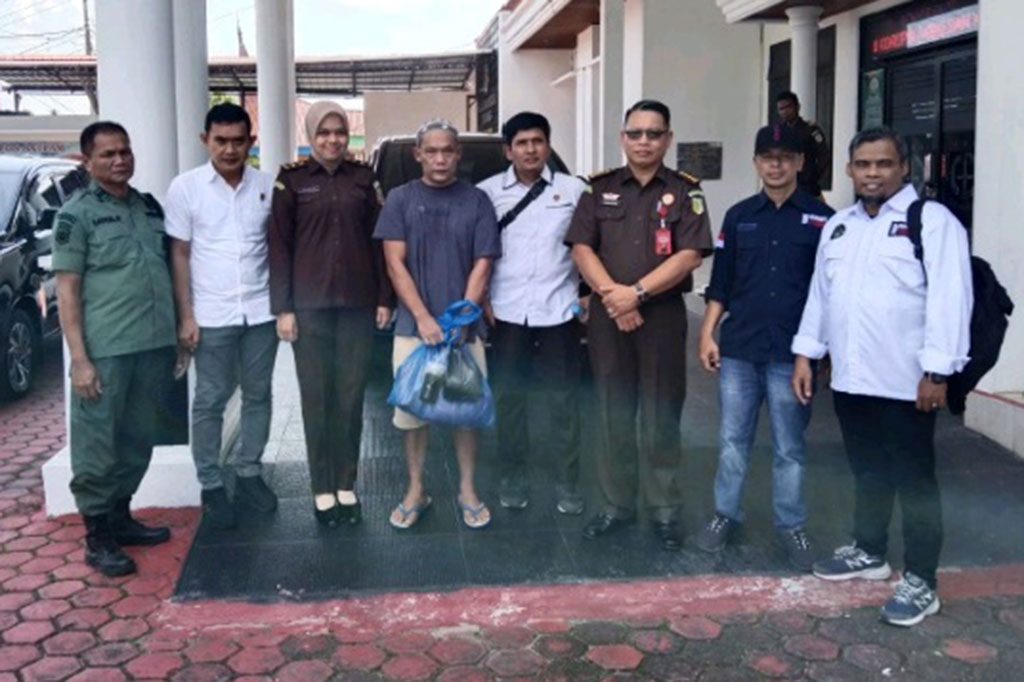 Tim Penyidik Balai Gakkum KLHK Wilayah Sumatera menyerahkan tersangka AF, 42, beserta barang bukti tindak pidana perniagaan bagian satwa dilindungi berupa 8,63 Kilogram sisik trenggiling dan barang bukti lainnya ke Kejaksaan Negeri Sijunjung.