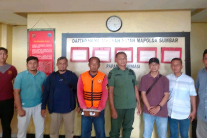 Dari hasil pemeriksaan terhadap pelaku AF, petugas menemukan 1 (satu) buah karton/kardus yang berisi 1 ekor trenggiling yang sisiknya masih menempel pada bagian kulit yang sudah dikeringkan, 1 (satu) kantong plastik kresek berisi sisik trenggiling seberat 7,32 Kg dan 1 kantong plastik berisi sisik trenggiling seberat 1,31 Kg serta 1 HP Android.