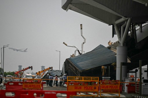 Satu orang tewas dan beberapa lainnya terluka akibat insiden atap runtuh di salah satu terminal di Bandara Internasional Indira Gandhi, New Delhi, India pada Jumat, 28 Juni 2024 pagi, menyusul hujan semalaman. Insiden tersebut juga mengakibatkan dihentikannya layanan penerbangan.