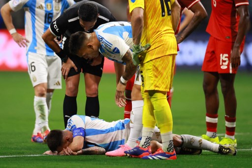 Walter Samuel mengatakan tim medis Argentina terus memantau kondisi cedera otot adduktor kaki kanan Messi. Kendati demikian, ia memastikan tim tidak akan memaksa Messi untuk turun lapangan, melainkan akan memainkan Angel di Maria.