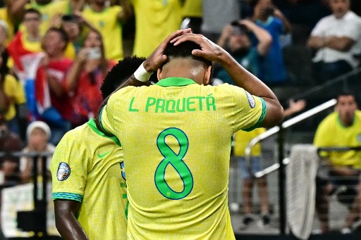 Selecao mendapat hadiah tendangan penalti karena gelandang Paraguay Andres Cubas melakukan handsball di kotak terlarang. Sayang Lucas Paqueta gagal melaksanakan tugasnya dengan baik setelah tendangannya melebar dari gawang Paraguay.
