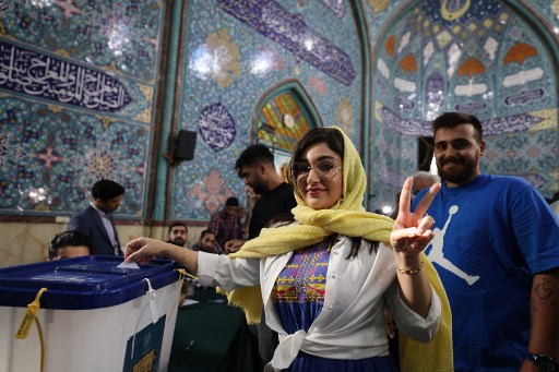 Lebih dari 61 juta warga Iran berhak memilih dalam pilpres kali ini. Dari 24.535.185 suara yang dihitung, Pezeshkian unggul dengan mendapatkan 10.415.991 suara, sementara Jalili mendapat 9.473.298 suara.