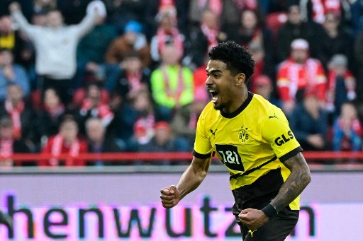 Bek berusia 22 tahun itu, musim lalu dipinjamkan ke Borussia Dortmund dan membantu klub Bundesliga itu mencapai final Liga Champions.
