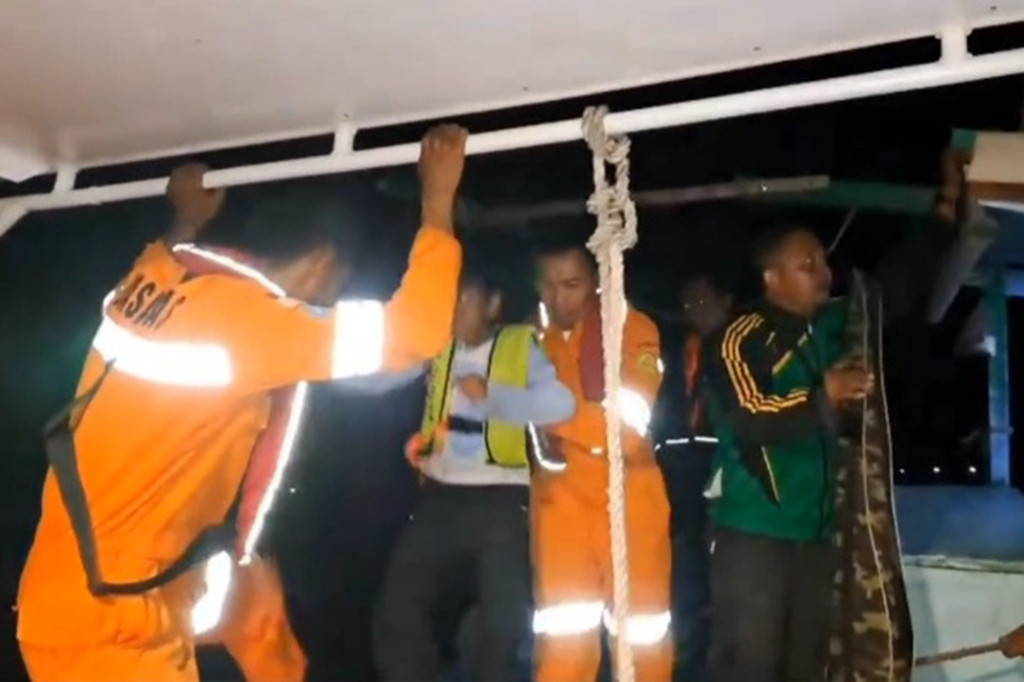 Ke-13 pemancing itu di evakuasi setelah Kapal Motor Sinar Jaya yang di tumpangi mengalami mati mesin di perairan Rebu pada Sabtu sore kemarin.