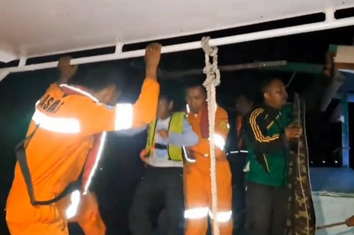 Ke-13 pemancing itu di evakuasi setelah Kapal Motor Sinar Jaya yang di tumpangi mengalami mati mesin di perairan Rebu pada Sabtu sore kemarin.