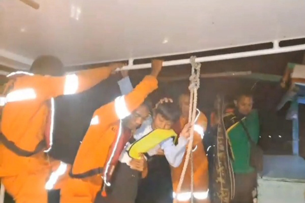 Sebanyak 13 pemancing yang terombang Ambing di laut berhasil di evakuasi Tim SAR Pangkalpinang di Perairan Rebu Kabupaten Bangka. Provinsi Bangka Belitung (Babel) Sabtu, 29 Juni 2024  malam.