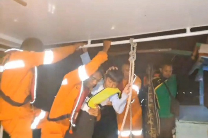 Sebanyak 13 pemancing yang terombang Ambing di laut berhasil di evakuasi Tim SAR Pangkalpinang di Perairan Rebu Kabupaten Bangka. Provinsi Bangka Belitung (Babel) Sabtu, 29 Juni 2024  malam.