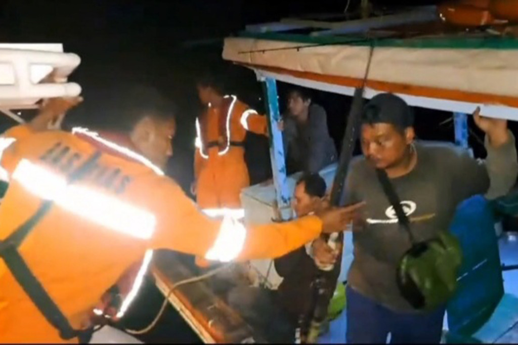 Kepala Tim Basarnas Pangkalpinang. Sufani mengatakan 13 penumpang kapal yang di evakuasi 9 pemancing dan 4 Anak Buah Kapal (ABK).