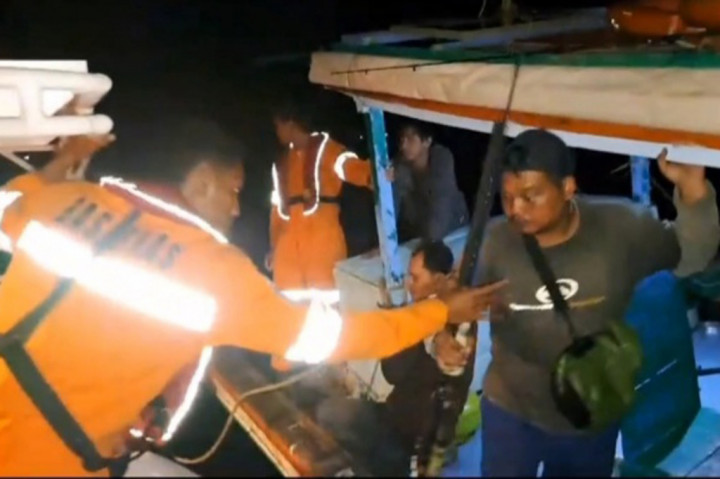 Kepala Tim Basarnas Pangkalpinang. Sufani mengatakan 13 penumpang kapal yang di evakuasi 9 pemancing dan 4 Anak Buah Kapal (ABK).