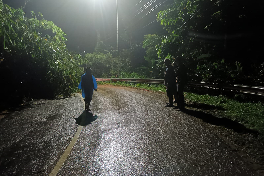 Intensitas hujan tinggi yang terjadi di berbagai daerah telah menyebabkan tebing setinggi 10 meter longsor membawa bongkahan pohon bambu menutup jalan alternatif penghubung Tasikmalaya menuju Garut tepatnya berada di Kampung Cikaso, Desa Kutawaringin, Kecamatan Salawu, Kabupaten Tasikmalaya. Kejadian tersebut terjadi, Sabtu, 29 Juni 2024 sekitar pukul 22.00 WIB dalam musibah itu tidak ada korban jiwa.