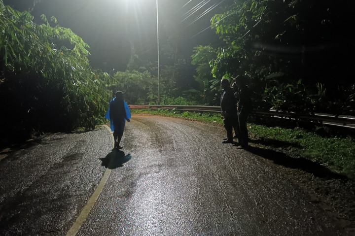 Intensitas hujan tinggi yang terjadi di berbagai daerah telah menyebabkan tebing setinggi 10 meter longsor membawa bongkahan pohon bambu menutup jalan alternatif penghubung Tasikmalaya menuju Garut tepatnya berada di Kampung Cikaso, Desa Kutawaringin, Kecamatan Salawu, Kabupaten Tasikmalaya. Kejadian tersebut terjadi, Sabtu, 29 Juni 2024 sekitar pukul 22.00 WIB dalam musibah itu tidak ada korban jiwa.