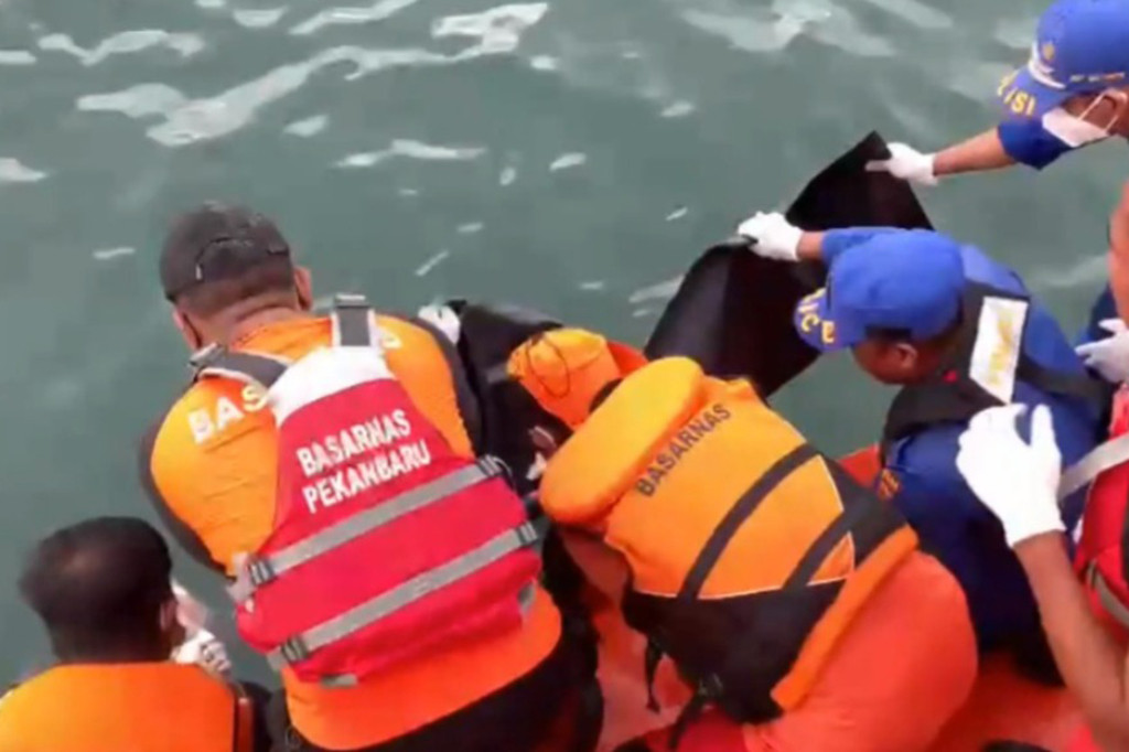 Penumpang Kapal Feri MV CAS bernama Juli Efriko jatuh ke laut, tepatnya di perairan Selat Baru, Kabupaten Bengkalis. Sempat terjadi kepanikan awak dan puluhan penumpang dalam kapal dari Muar, Malaysia tujuan Bengkalis ini. Saat kejadian, kapal menghadapi gelombang tinggi dan cuaca buruk.