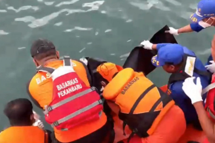 Penumpang Kapal Feri MV CAS bernama Juli Efriko jatuh ke laut, tepatnya di perairan Selat Baru, Kabupaten Bengkalis. Sempat terjadi kepanikan awak dan puluhan penumpang dalam kapal dari Muar, Malaysia tujuan Bengkalis ini. Saat kejadian, kapal menghadapi gelombang tinggi dan cuaca buruk.
