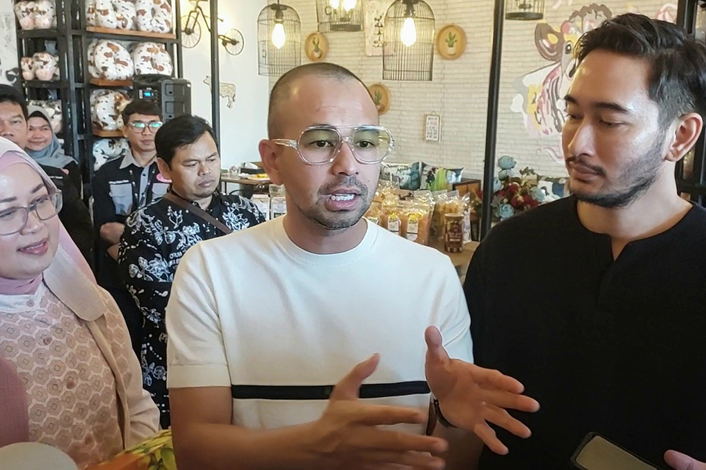 Turut serta dalam rombongan di antaranya sang istri Nagita Slavina, Jeje Ritchie Ismail atau Jeje Govinda serta Syahnaz Sadiqah. Titik pertama yang mereka kunjungi adalah Alun-alun Lembang, warga yang didominasi ibu-ibu yang tengah berolahraga berebut foto bareng.