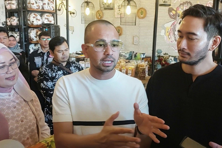 Turut serta dalam rombongan di antaranya sang istri Nagita Slavina, Jeje Ritchie Ismail atau Jeje Govinda serta Syahnaz Sadiqah. Titik pertama yang mereka kunjungi adalah Alun-alun Lembang, warga yang didominasi ibu-ibu yang tengah berolahraga berebut foto bareng.