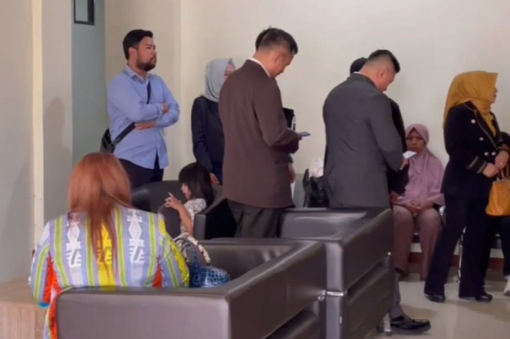 Kedua orang tua tersangka Pegi Setiawan, berharap sidang gugatan praperadilan atas penetapan tersangka terhadap anaknya tersebut dikabulkan oleh majelis hakim Pengadilan Negeri Bandung. Keduanya mempercayai bahwa Pegi Setiawan tidak terlibat dalam kasus pembunuhan Vina dan Eki 2016 silam.