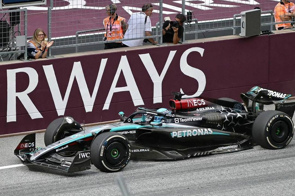 Duel terus terjadi antara Verstappen dengan Norris untuk memperebutkan posisi terdepan hingga pembalap Belanda tersebut memasuki pit stop terakhir pada lap 52. Verstappen yang sebenarnya unggul tiga detik atas Norris melakukan blunder dengan pit stop yang berjalan lambat sehingga memangkas selisih menjadi satu detik.