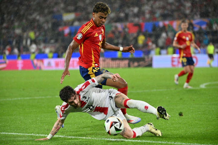 Sempat tertinggal di babak pertama, tim nasional sepak bola Spanyol mencukur habis Georgia dengan skor 4-1 dalam pertandingan babak 16 besar Piala Eropa 2024 di Stadion Cologne, Jerman, Senin, 1 Juli 2024 dini hari WIB.