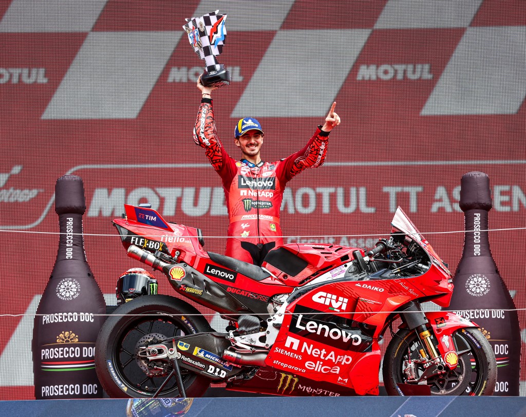 Rekan setim Pecco yakni Enia Bastianini menempati podium ketiga dengan mencatatkan selisih waktu 7,073 detik.