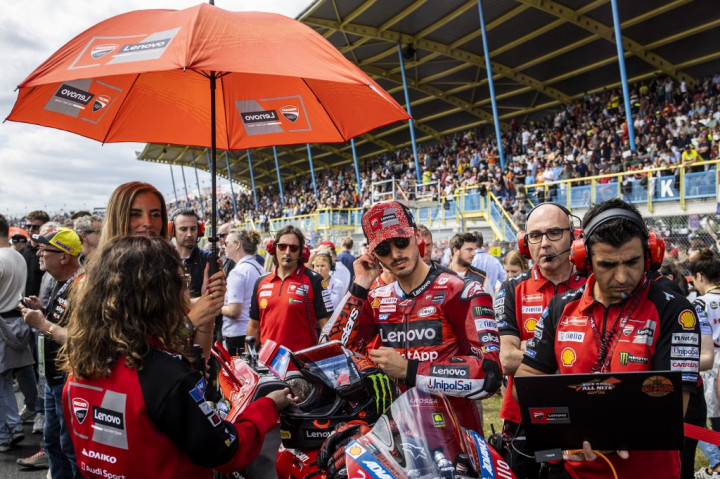 Pebalap Ducati Lenovo Team Francesco Pecco Bagnaia tampil sempurna dan merebut gelar juara MotoGP Belanda 2024 yang berlangsung di Sirkuit Assen, Minggu, 30 Juni 2024 malam WIB.