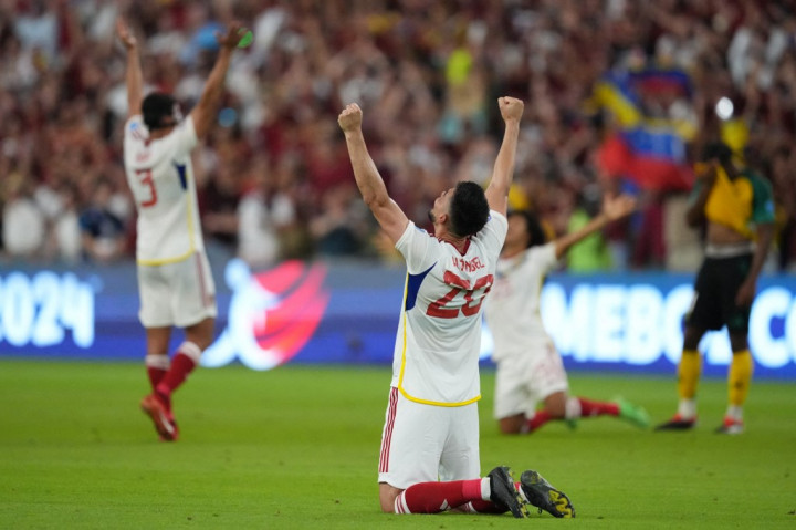 Gol pertama Venezuela dicetak oleh Eduard Bello dengan sundulan kuat yang mengarah ke bawah pada menit ke-49, membawa tim Amerika Selatan tersebut unggul. Penyerang veteran Salomon Rondon kemudian menggandakan keunggulan Venezuela pada menit ke-56, memanfaatkan umpan terobosan dari Yangel Herrera dan menyarangkan bola ke gawang melewati kiper Jamaika, Jahmali Waite.