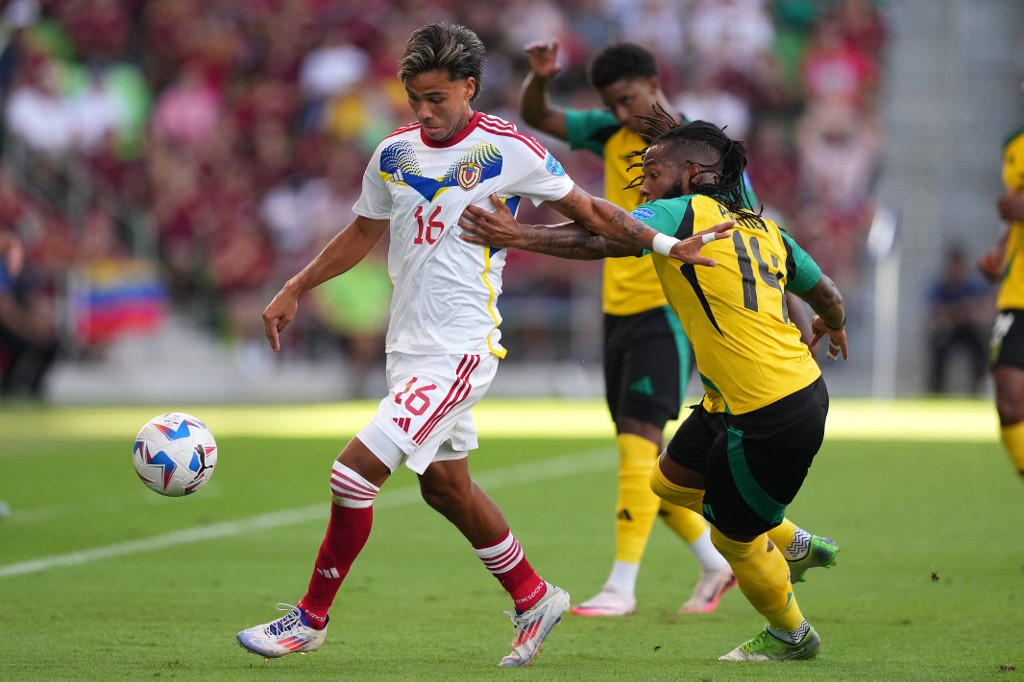 Venezuela akan menghadapi Kanada pada babak perempat final Copa America 2024 setelah mengalahkan Jamaika dengan skor telak 3-0 dalam pertandingan yang berlangsung di Q2 Stadium Austin Texas, Senin, 1 Juli 2024 WIB, sekaligus memastikan posisi puncak di Grup B.
