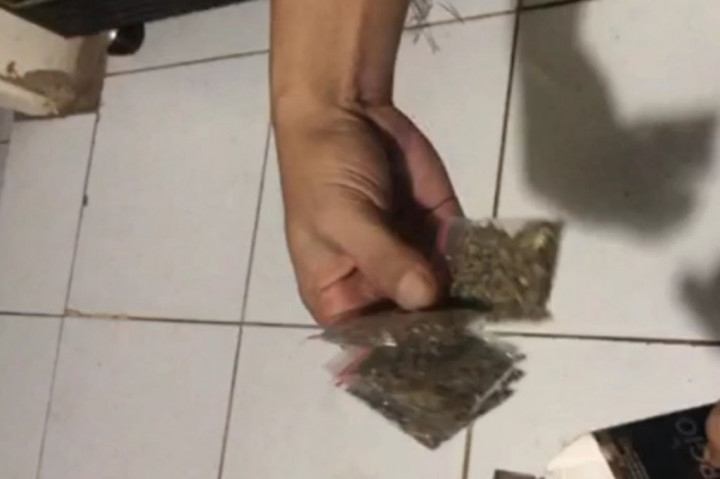 Ketiganya ditangkap berdasarkan hasil pengembangan yang dilakukan oleh pihak kepolisian dari penangkapan seorang penyalah guna berinisial Y-Y, yang kemudian dari keterangannya polisi langsung bergerak memburu para kurir dan bandar ganja tersebut.