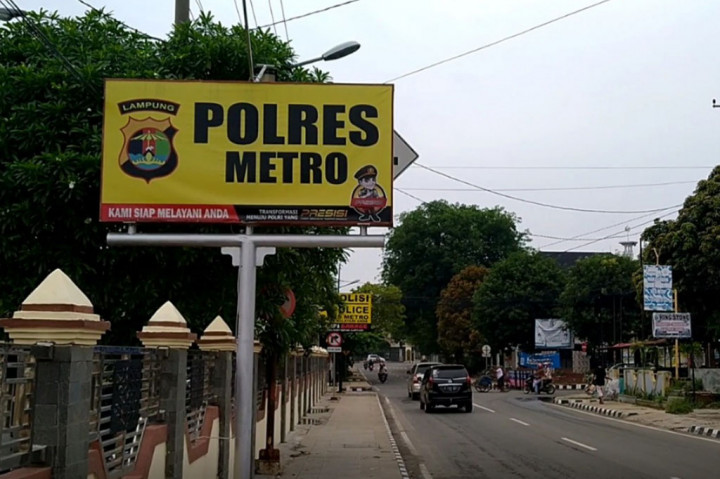 Petugas kemudian melakukan penggeledahan di kediaman ketiganya. Para tersangka akhirnya dapat diamankan tanpa perlawanan, berikut beberapa barang bukti narkotika jenis ganja sebanyak 23 paket sedang dengan berat 100 gram lebih yang siap diedarkan ke para pemesan.