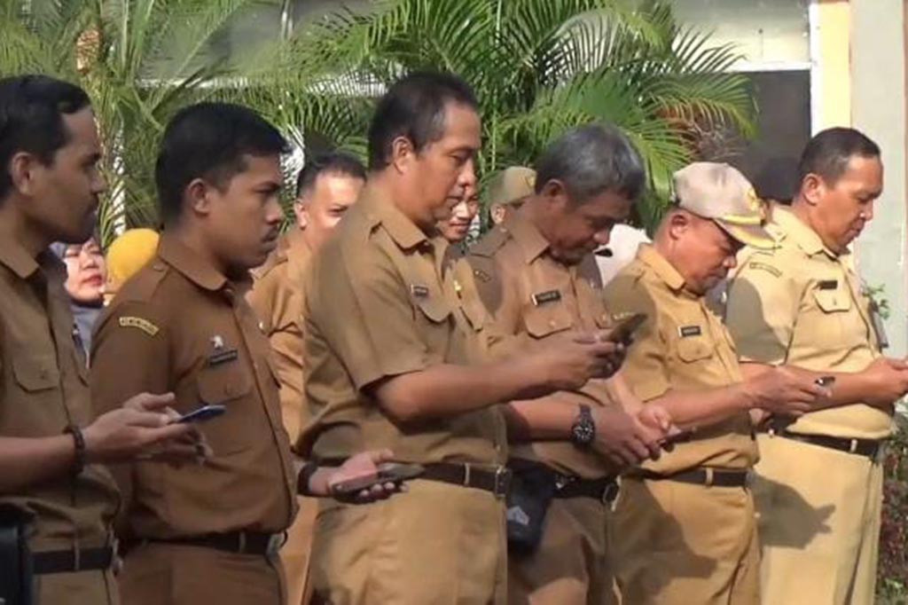 Handphone milik para pegawai di kantor Kecamatan Panakkukang, Kota Makassar, Sulawesi Selatan, kena razia, saat apel pagi di halaman kantor camat, Senin, 1 Juli 2024, oleh Camat Panakkukang Ari Fadli.