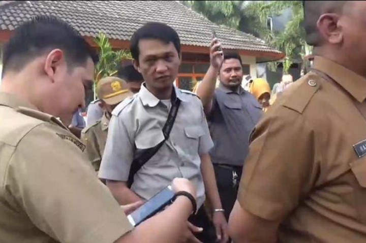 Seluruh handphone pegawai, baik ASN maupun non-ASN, diperiksa oleh petugas internal kecamatan untuk memastikan tidak ada aplikasi atau situs judi online yang terpasang.