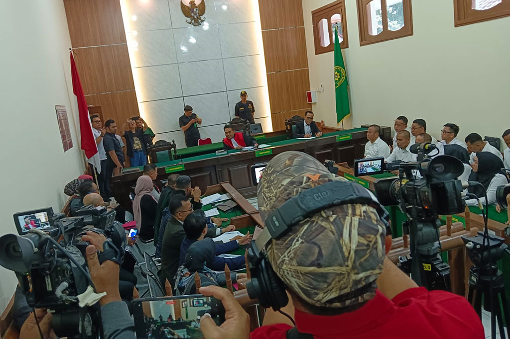 Oleh karena itu, Polda Jabar dimintanya apabila punya alat bukti untuk penetapan Pegi sebagai tersangka, harus segera diuji di persidangan. 