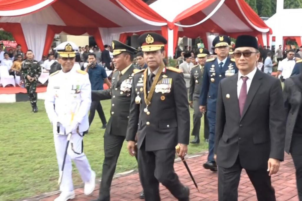 Ada yang menarik dari peringatan Hari Ulang Tahun Bhayangkara ke 78 di Mapolda Sulsel pada, Senin, 1 Juli 2024 pagi. Kapolda Sulawesi Selatan Sulsel Irjen Andi Rian Ryacudu Djajadi kena prank aksi demonstrasi dalam upacara yang sedang yang sedang berlangsung.