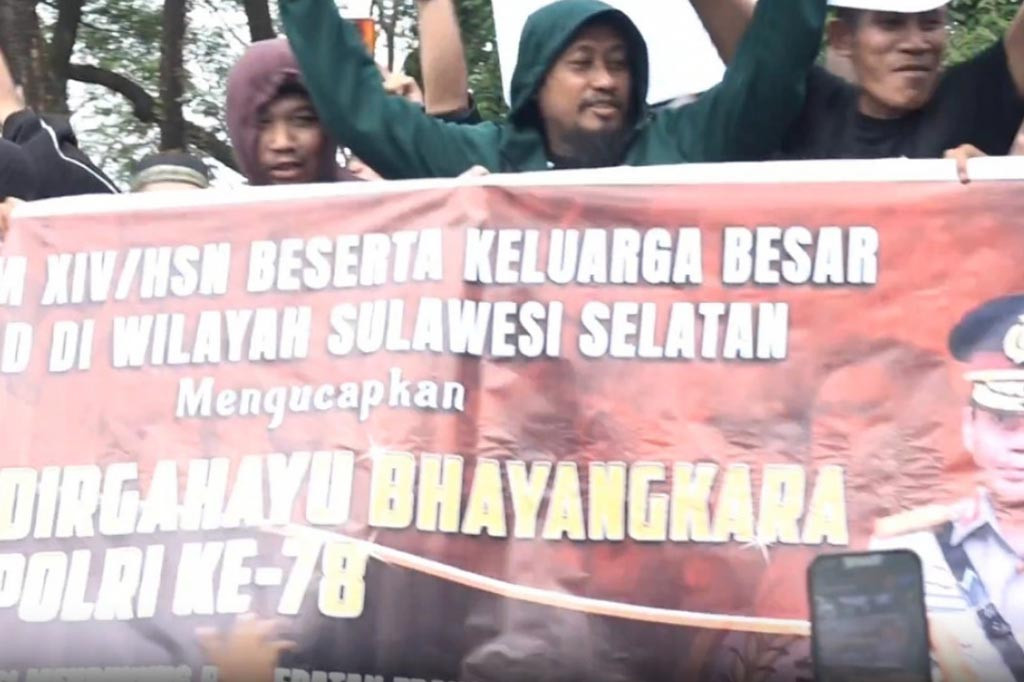 Namun saat Andi Rian tiba menemui massa, lagu berjudul 'Selamat Ulang Tahun' dari Band Jamrud langsung diputar. Massa akhirnya menyanyi bersama dan mengucapkan selamat atas perayaan HUT ke-78 Bhayangkara. Kapolda Sulsel Andi Rian mengaku kaget dengan sambutan meriah yang dikiranya aksi unjuk rasa tersebut.