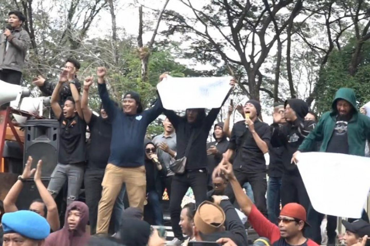 Peserta upacara sempat kaget adanya aksi unjuk rasa berkedok ucapan selamat untuk jajaran Bhayangkara. Saat rangkaian acara peringatan HUT Bhayangkara tersebut, tiba-tiba 1 unit mobil kontainer yang mengangkut sejumlah massa tiba-tiba masuk melalui pintu gerbang Mapolda Sulsel. Massa berorasi dengan pengeras suara di atas mobil menyita perhatian tamu undangan.