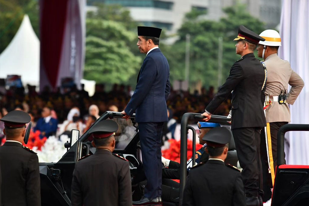 Menurut Presiden, Polri juga dihadapkan pada tantangan dalam hadapi kejahatan transnasional yang makin kompleks dan canggih. Oleh karena itu, Presiden meminta agar Polri mampu mengikuti perkembangan ilmu pengetahuan dan teknologi (iptek).