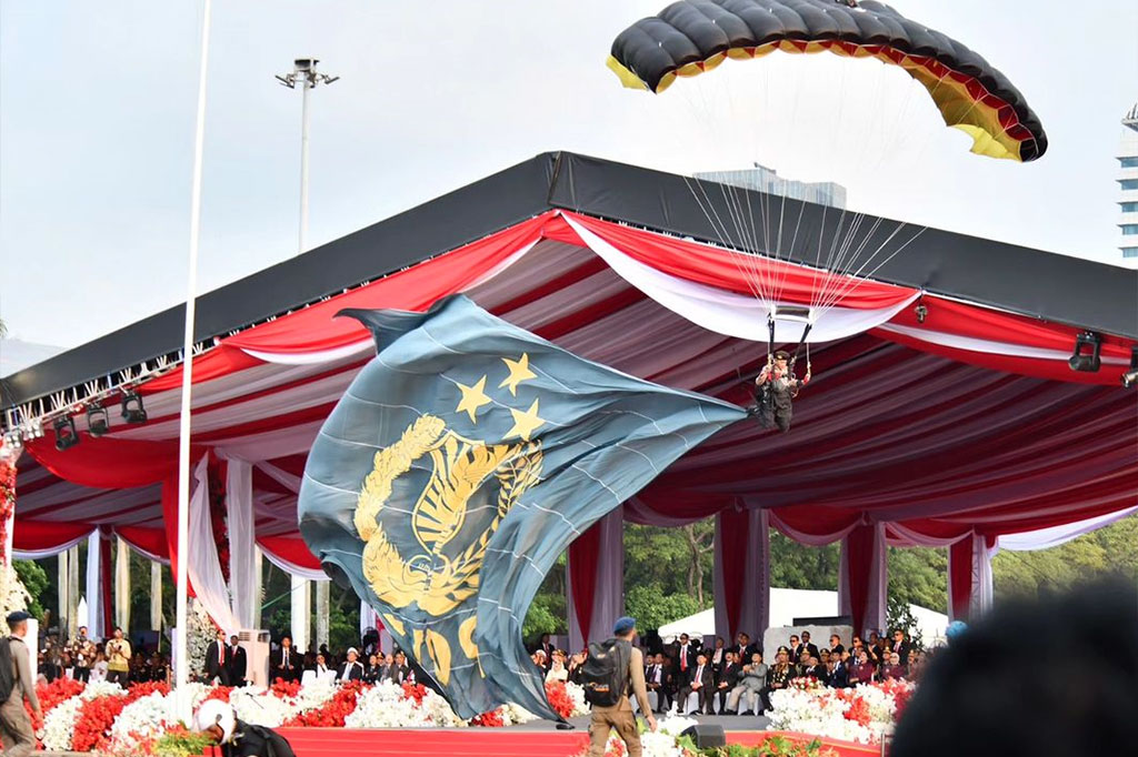 Jokowi juga mengapresiasi Polri sebagai lembaga terbaik kedua dalam survei terbaru Litbang Kompas. Jokowi meminta agar Polri menjadi teladan dan membangun komunikasi yang baik dengan masyarakat seiring dengan citra yang membaik.