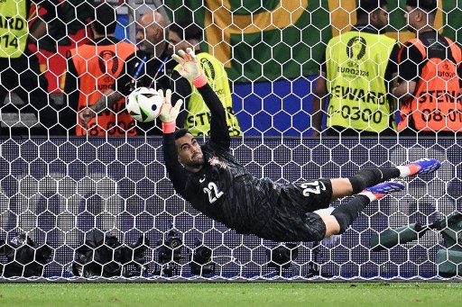 Penjaga gawang Diogo Costa menjadi pahlawan Selecao usai mementahkan semua tendangan tiga pemain pertama Slovenia, sementara tiga rekannya semuanya berhasil.